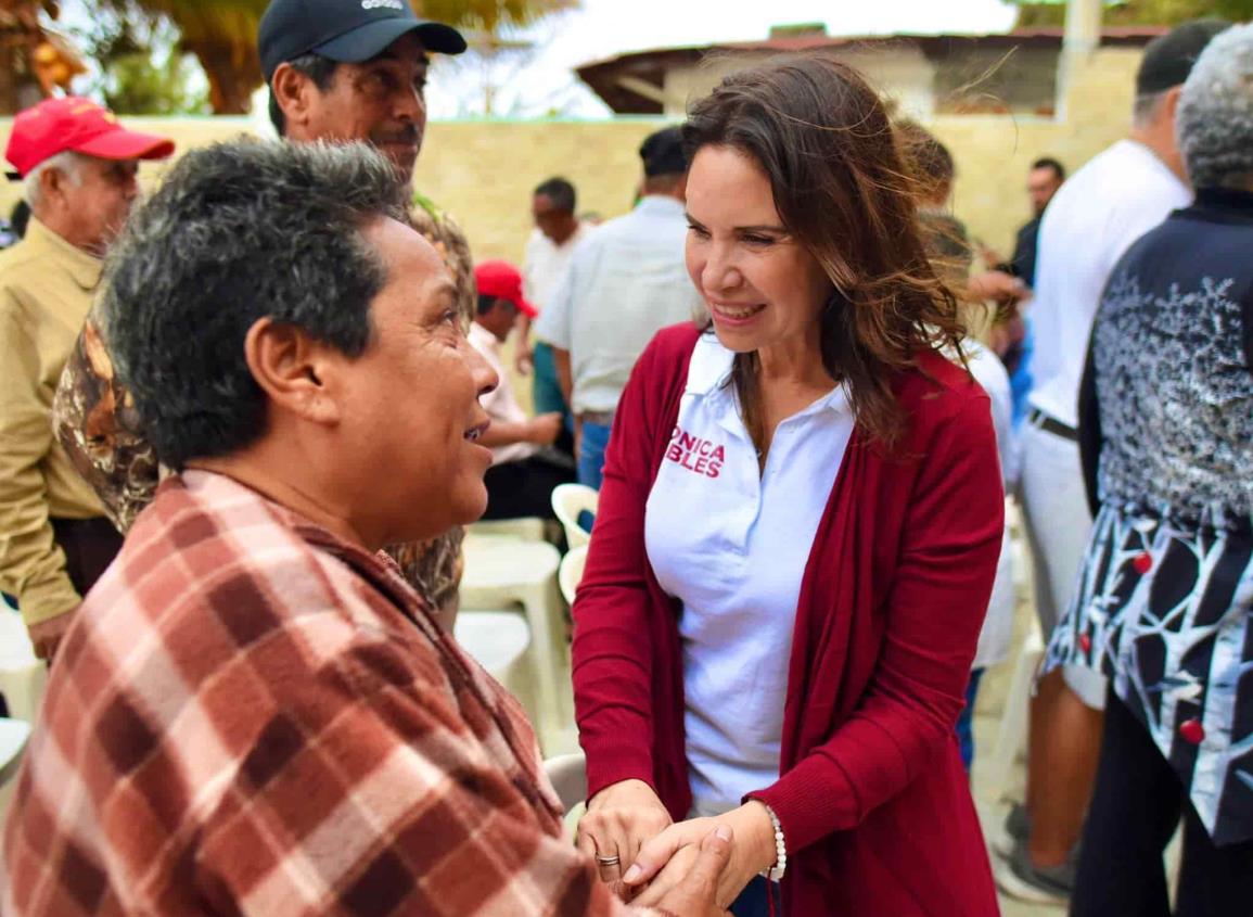 Mónica Robles firme con Andrés Manuel López Obrador