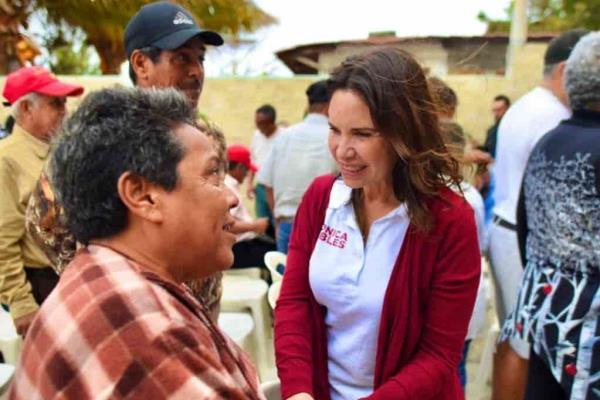 Mónica Robles firme con Andrés Manuel López Obrador