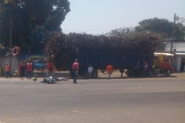 Fatal accidente en Yanga; motociclista es aplastada por camión cañero