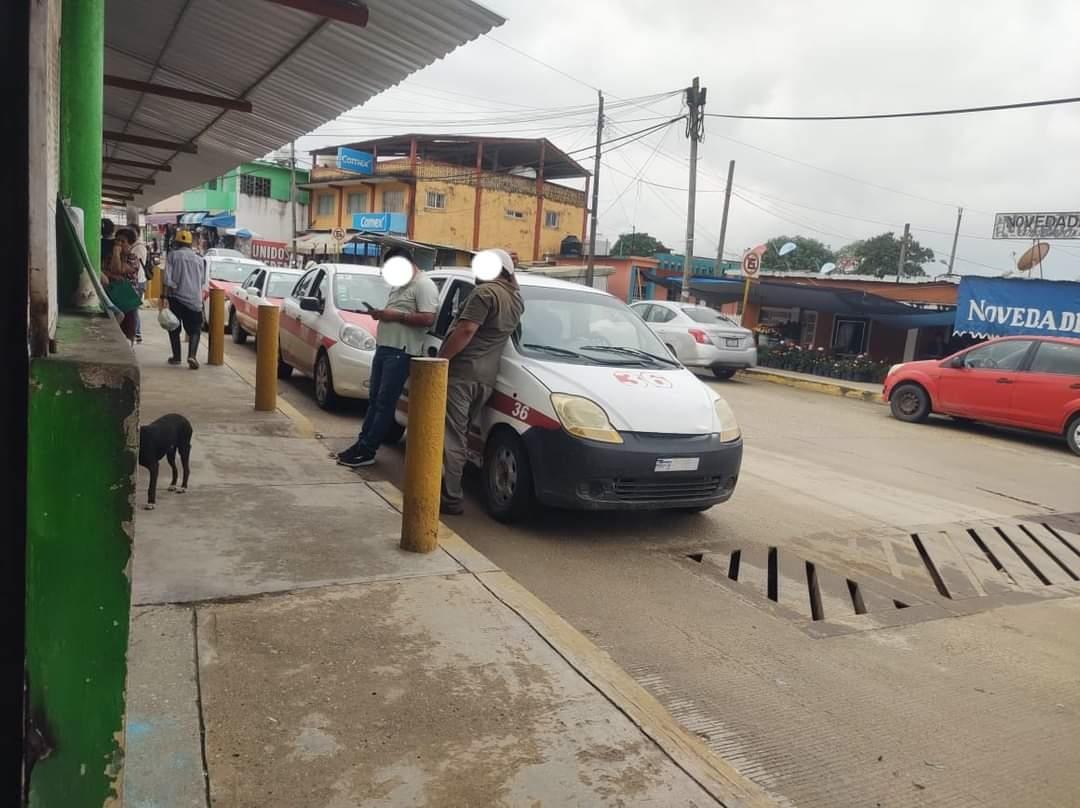 Se pelean taxistas de Villa Cuichapa por el pasaje; ¡a dos de tres caídas!