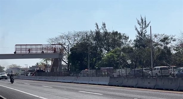 Cierran autopista Veracruz - Cardel por instalación de puente peatonal