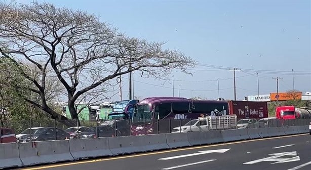 Cierran autopista Veracruz - Cardel por instalación de puente peatonal