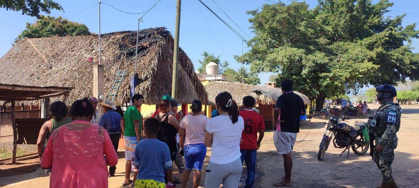 A “cubetazos” evitan incendio de palapa en Acayucan 