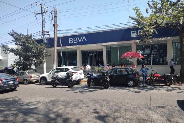 Código Rojo en Xalapa; arrebatan miles de pesos a una mujer dentro de un banco