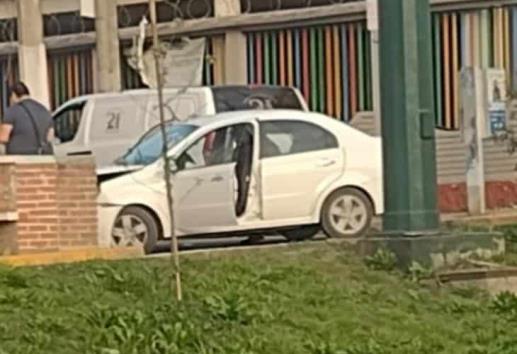Automóvil choca contra un poste en el Boulevard Xalapa-Banderilla
