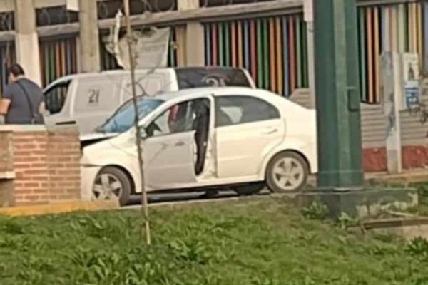 Automóvil choca contra un poste en el Boulevard Xalapa-Banderilla
