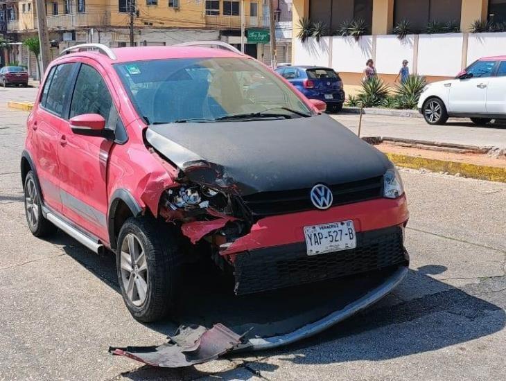 Choque en centro de Coatzacoalcos deja daños por miles de pesos | VIDEO