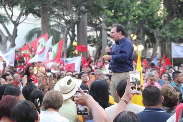 Pepe Yunes cierra precampaña en el zócalo de Veracruz
