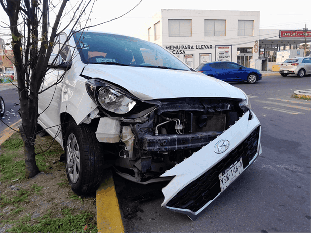 Aparatoso accidente en fraccionamiento Jardines de Virginia