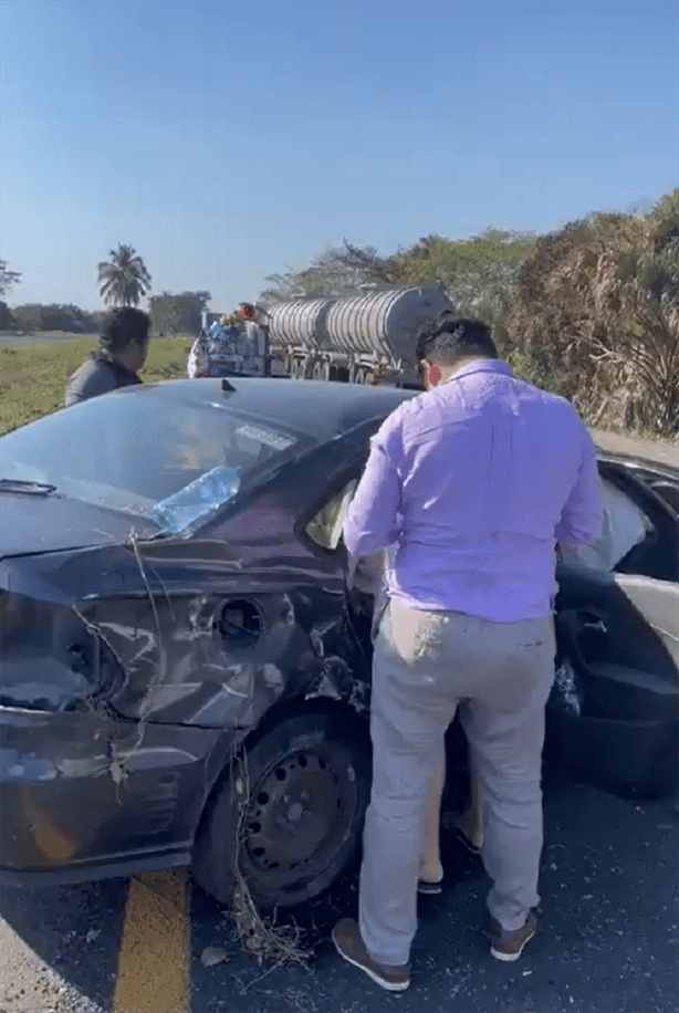 Tráiler despedaza automóvil particular en carretera de Tierra Blanca