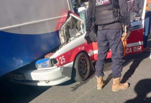 Fuerte accidente en Huatusco; una persona queda prensada