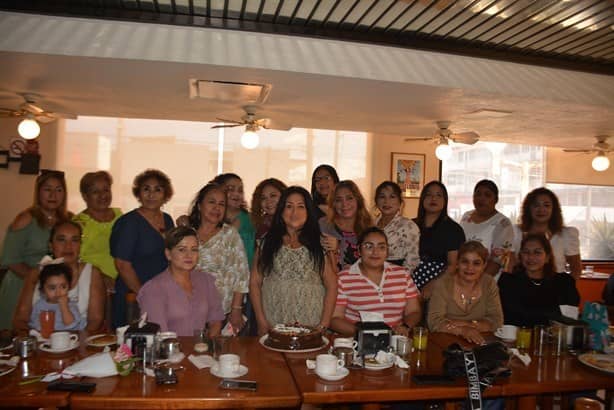 Marisol Álvarez disfrutando de su encantador desayuno de cumpleaños