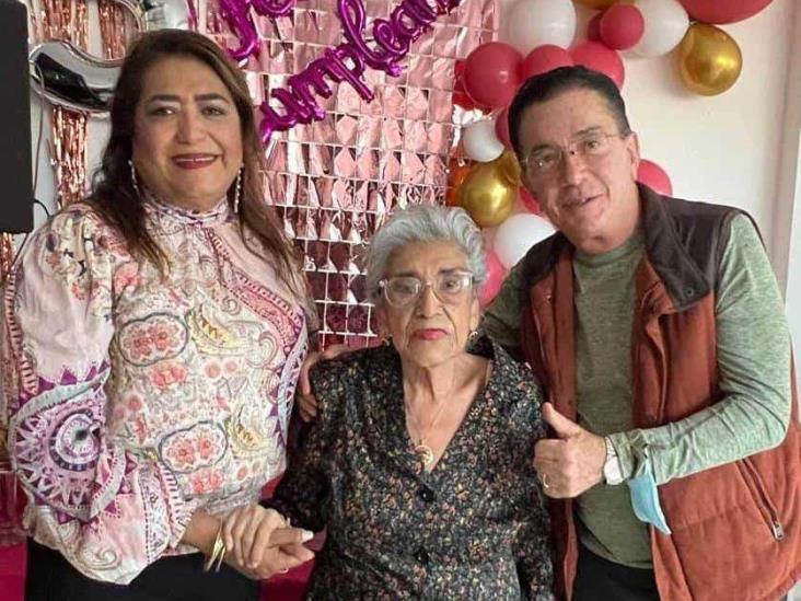 La señora Olga López es festejada por su cumpleaños 95