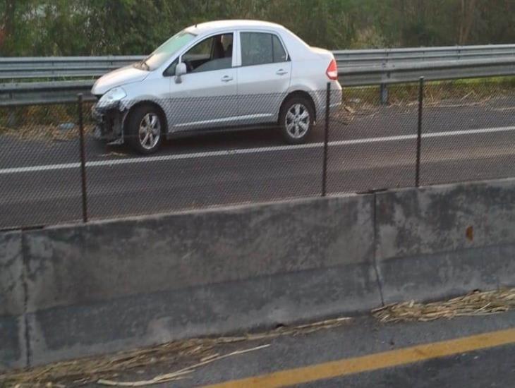 Automóvil choca contra muro de contención en Cardel, conductor abandonó la unidad