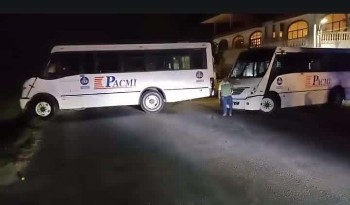 Con autobuses bloquean la carretera federal de Martínez de la Torre por detención de un joven