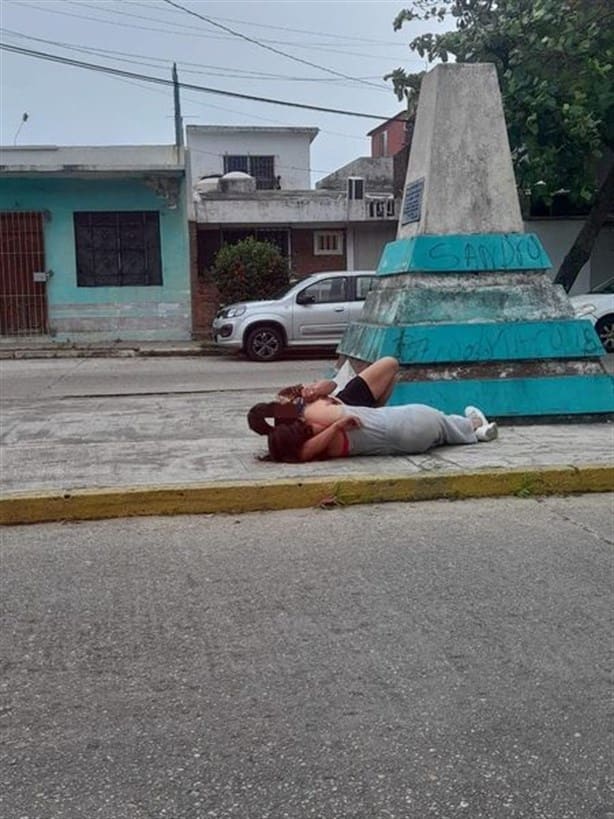 Captan a pareja celebrando el 14 de febrero en plena calle en Coatzacoalcos | Fotos