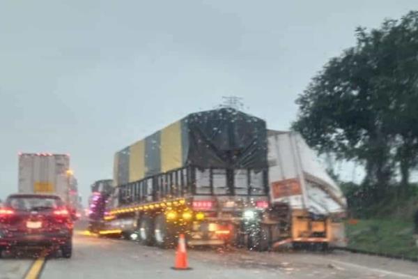 Chocan tráileres en Cuitláhuac; hay 2 lesionados