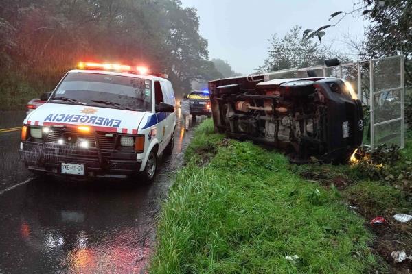 Vuelca camioneta en la carretera Xalapa-Las Vigas; hay un lesionado