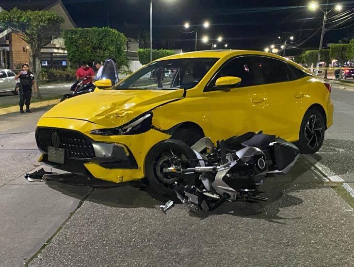Motociclista se impacta contra automóvil en Minatitlán | VIDEO