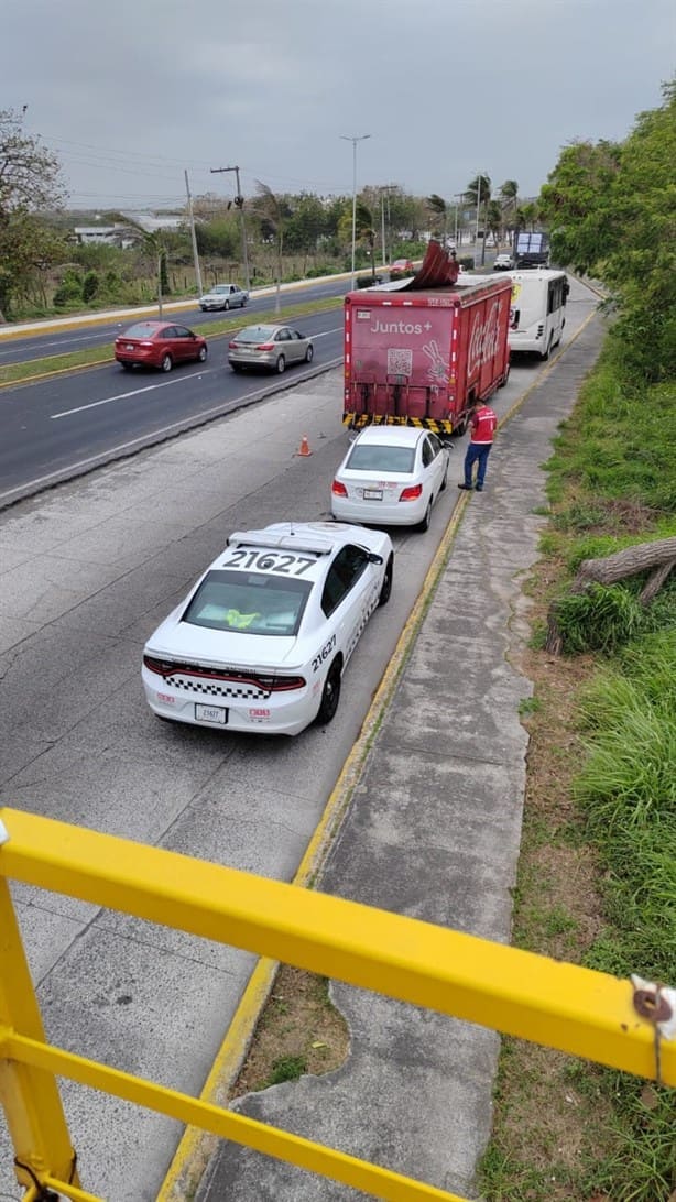 Fuertes rachas de norte en Veracruz desprenden techo de camión de Coca Cola