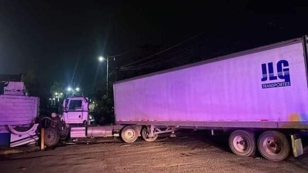 Tráiler arrastrado por ferrocarril tras intentar ganarle el paso en Potrero Nuevo, Veracruz