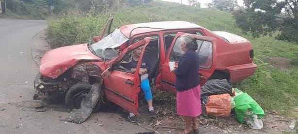 Tráiler arrastra auto en Veracruz con tres abuelitos a bordo