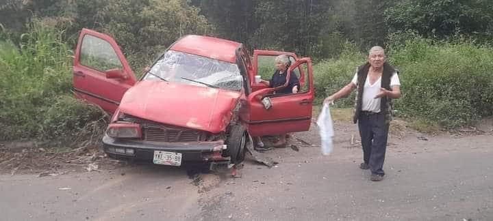 Tráiler arrastra auto en Veracruz con tres abuelitos a bordo