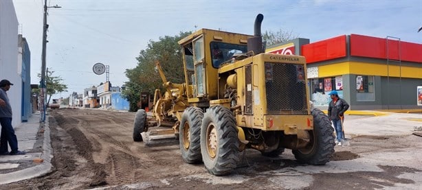 Cierran calle principal de Lomas 4 por obra de repavimentación