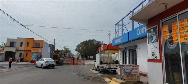 Cierran calle principal de Lomas 4 por obra de repavimentación