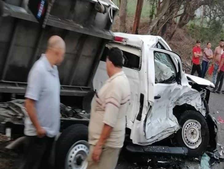 Vuelca camioneta en Manlio Fabio Altamirano