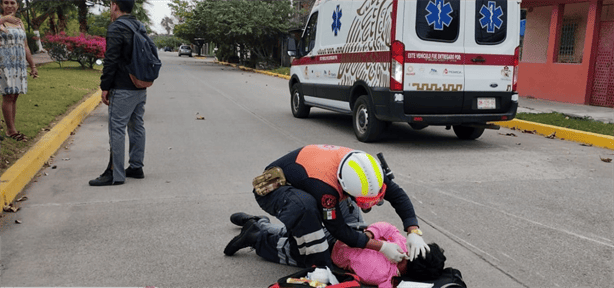 Estudiante derrapa en moto frente a Unidad Deportiva de Tierra Blanca