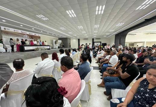 En martes 13, realizan bodas colectivas en Tihuatlán; ¿tendrán buena suerte?