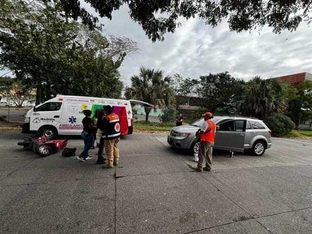 Mujer motociclista es atropellada por una camioneta en fraccionamiento Puente Moreno