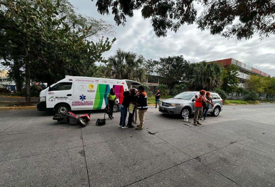 Mujer motociclista es atropellada por una camioneta en fraccionamiento Puente Moreno