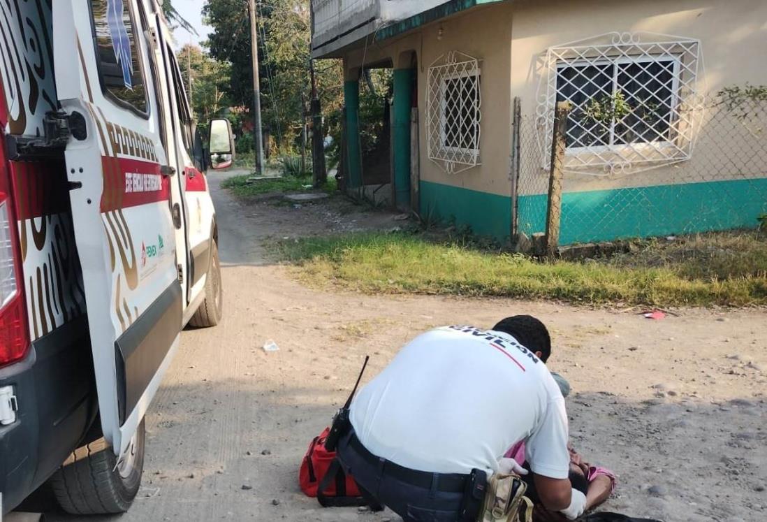 Resbala y se rompe la cabeza en calle de Tierra Blanca