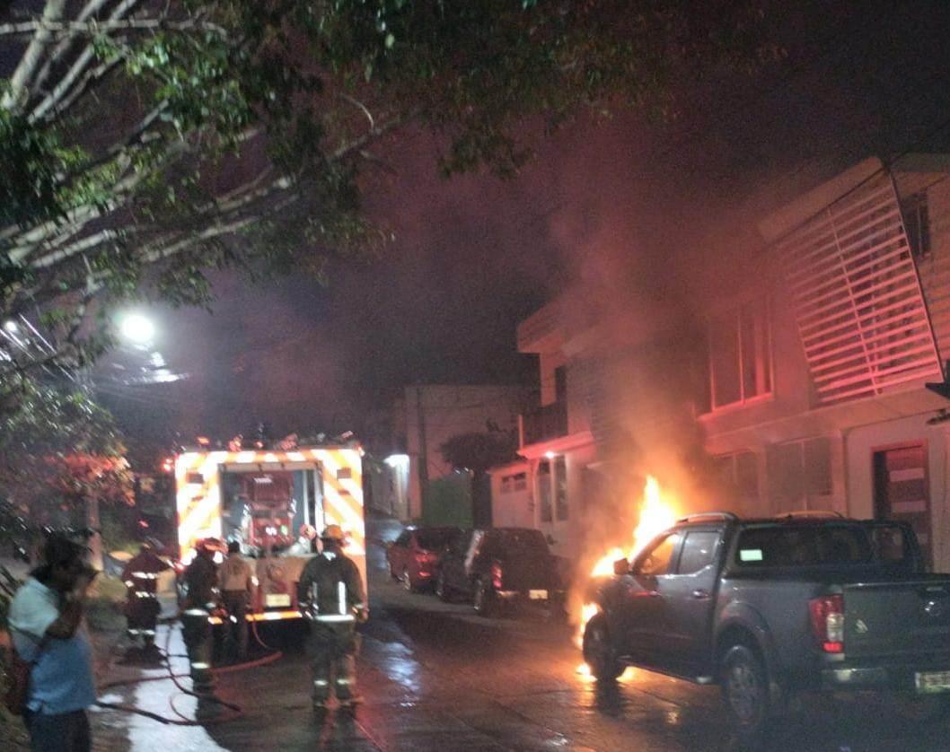 Camioneta se incendia en la Manuel Ávila Camacho 