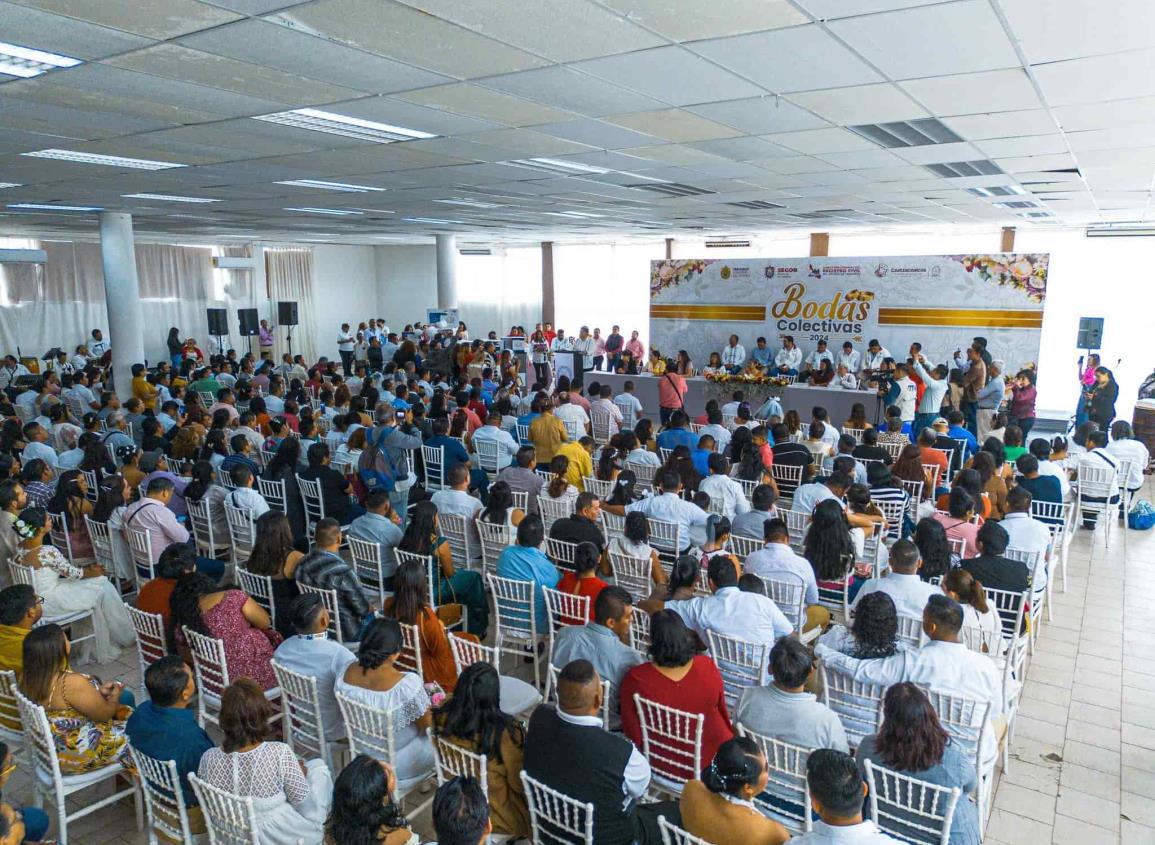 Estos regalos recibieron parejas durante bodas colectivas de Coatzacoalcos