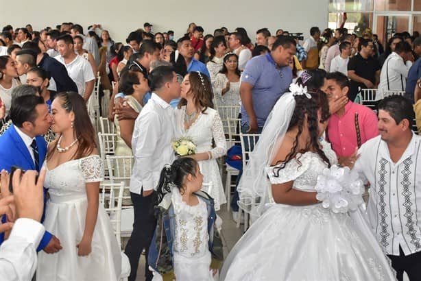 Estos regalos recibieron parejas durante bodas colectivas de Coatzacoalcos