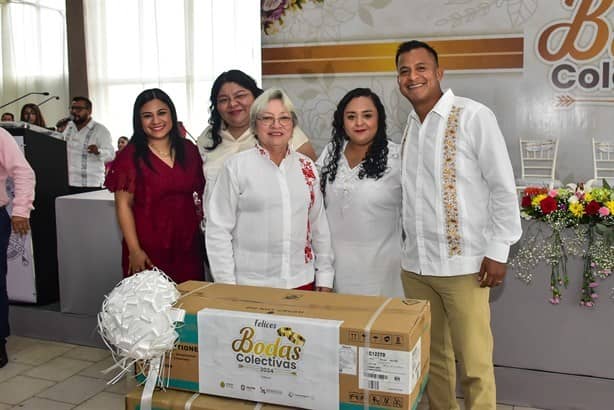 Estos regalos recibieron parejas durante bodas colectivas de Coatzacoalcos