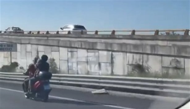 Captan a 5 personas en una moto en Veracruz circulando sin casco |VIDEO