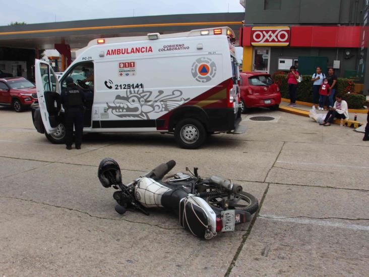 Motociclista arrolla a una mujer en avenida de Coatzacoalcos l VIDEO