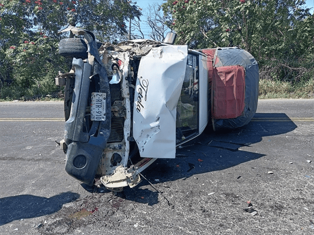 Vuelca una camioneta en carretera Tierra Blanca a la Tinaja