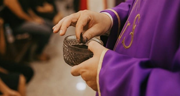 Miércoles de ceniza: ¿Qué significa la cruz de ceniza en la frente?