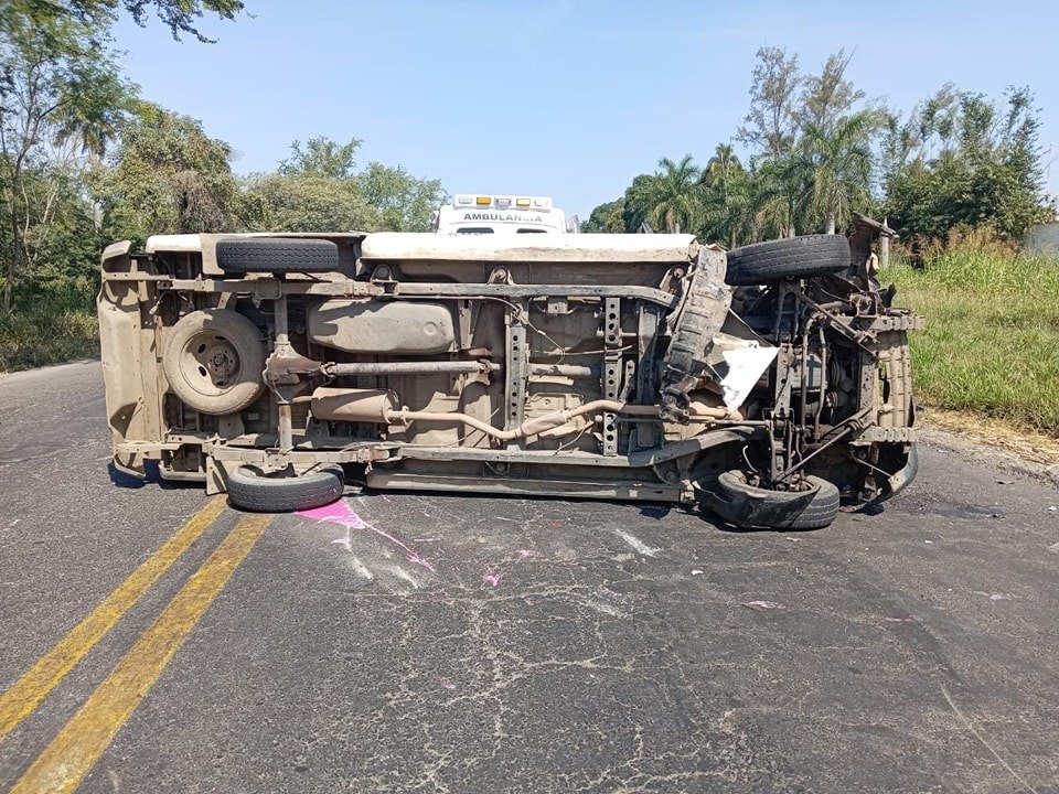 Vuelca una camioneta en carretera Tierra Blanca a la Tinaja