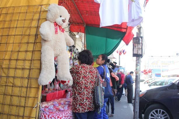 Parejas abarrotan calles del centro de Veracruz para comprar regalos de San Valentín 