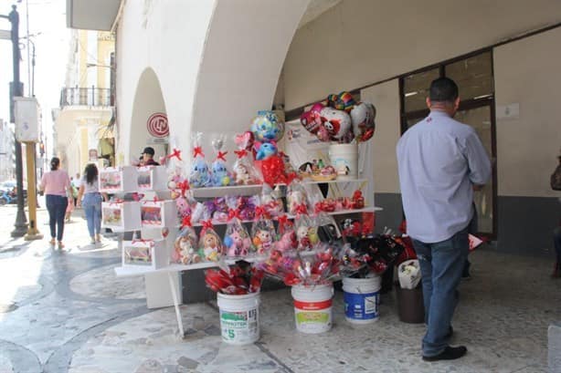 Parejas abarrotan calles del centro de Veracruz para comprar regalos de San Valentín 