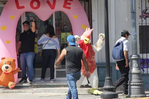 Parejas abarrotan calles del centro de Veracruz para comprar regalos de San Valentín 