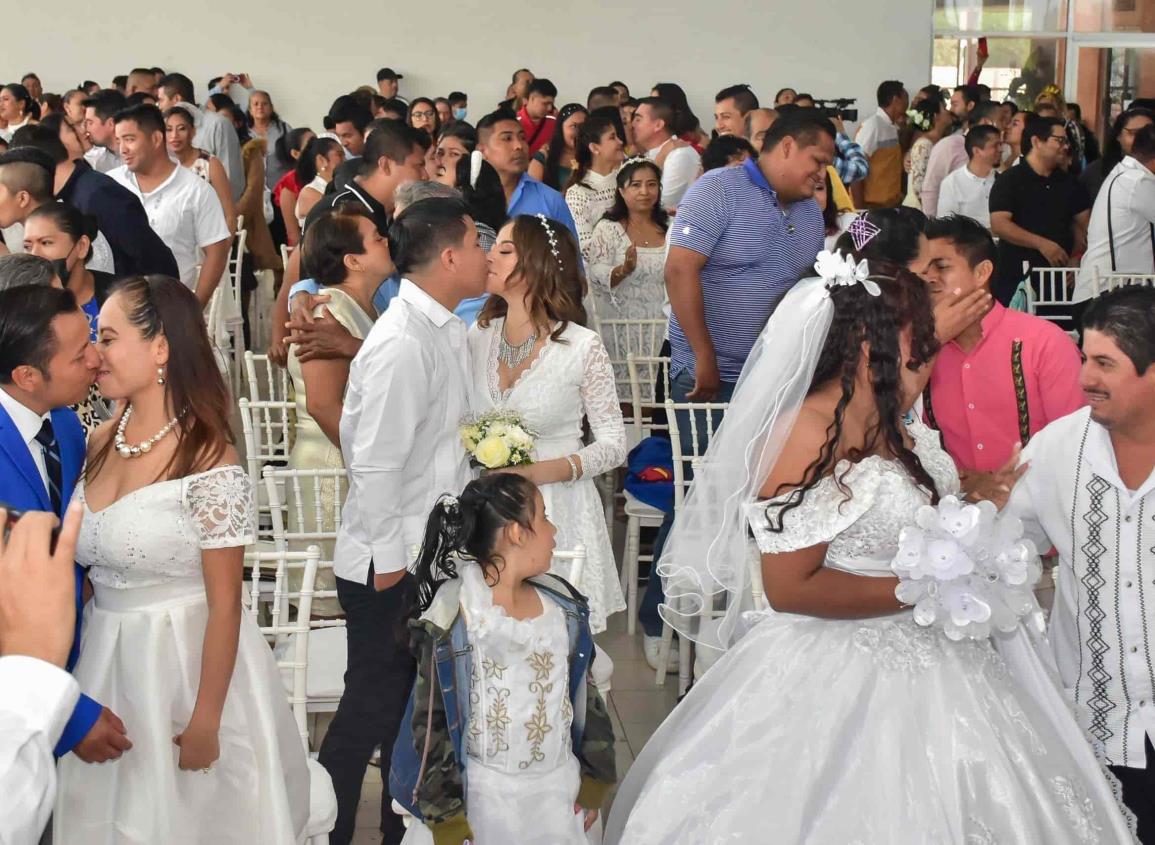 Más de cien parejas de Coatzacoalcos se casan en Bodas Colectivas 2024