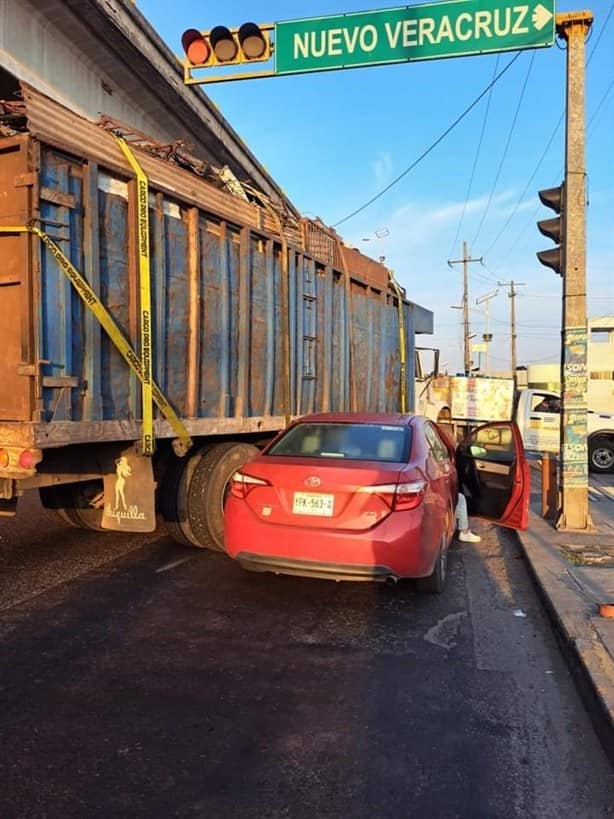 Choca auto contra camión chatarrero en el puente Amapolas, en Veracruz