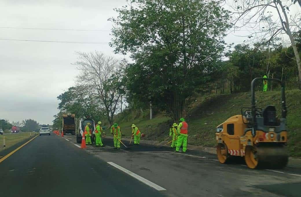 Realizan trabajos de mantenimiento en la carretera Costera del Golfo